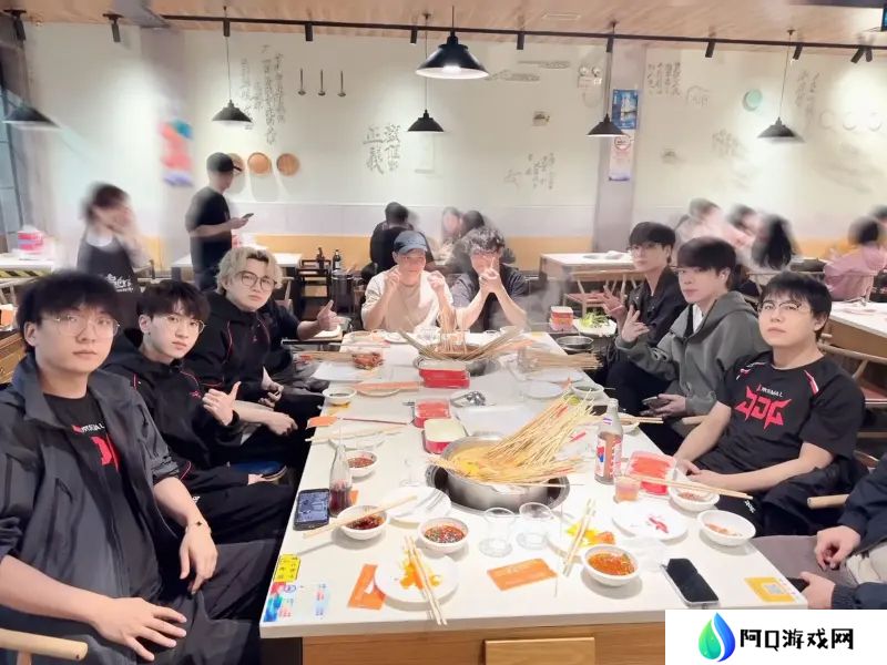赛段首胜！JDG分享照片：迈出第一步，先吃饭吧！